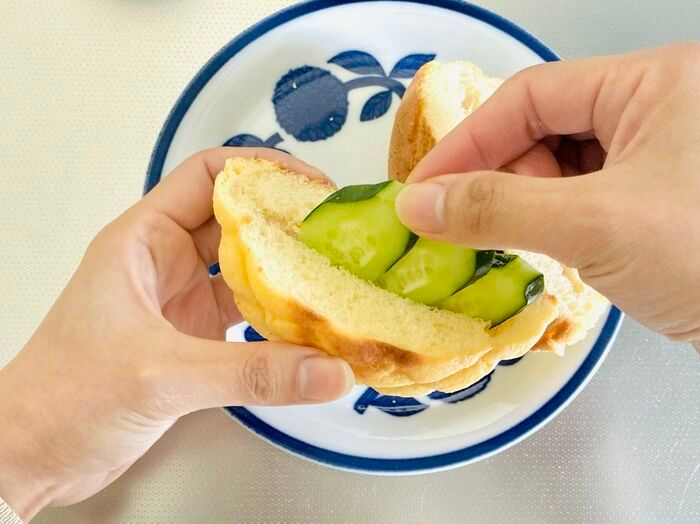 『メロンパン』を半分に切ってドーン！驚きの食べ方が登場♡試さずにはいられない〈新感覚アレンジ〉