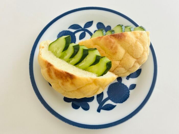 『メロンパン』を半分に切ってドーン！驚きの食べ方が登場♡試さずにはいられない〈新感覚アレンジ〉