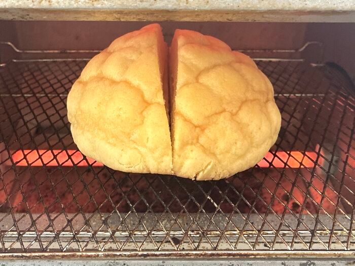 『メロンパン』を半分に切ってドーン！驚きの食べ方が登場♡試さずにはいられない〈新感覚アレンジ〉