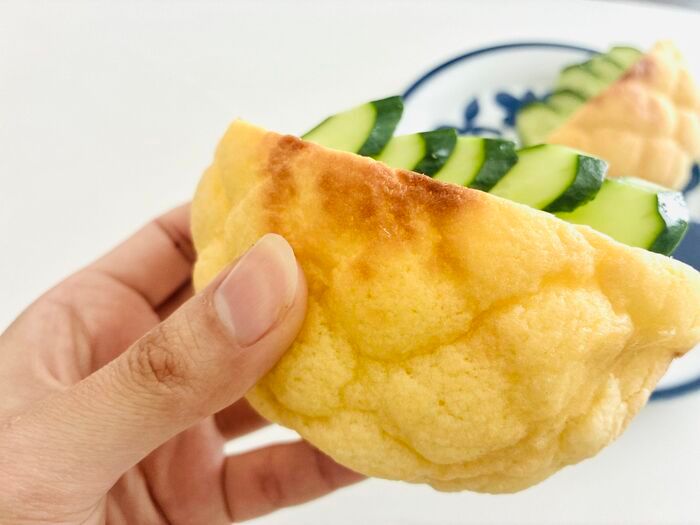 『メロンパン』を半分に切ってドーン！驚きの食べ方が登場♡試さずにはいられない〈新感覚アレンジ〉