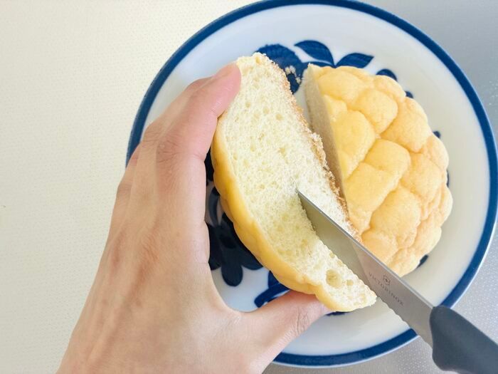 『メロンパン』を半分に切ってドーン！驚きの食べ方が登場♡試さずにはいられない〈新感覚アレンジ〉