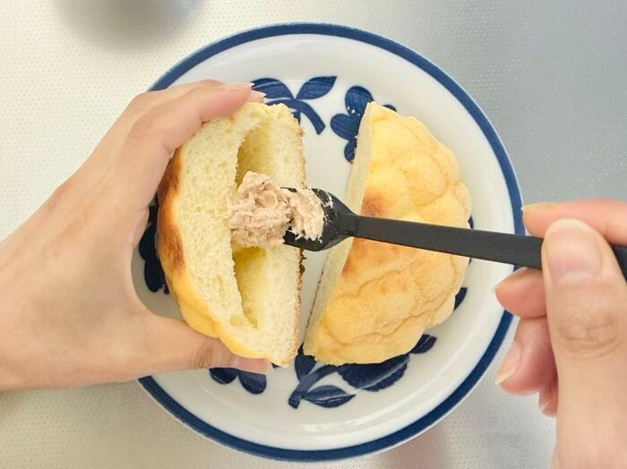 『メロンパン』を半分に切ってドーン！驚きの食べ方が登場♡試さずにはいられない〈新感覚アレンジ〉