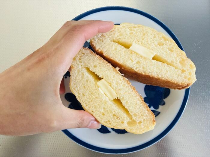 『メロンパン』を半分に切ってドーン！驚きの食べ方が登場♡試さずにはいられない〈新感覚アレンジ〉