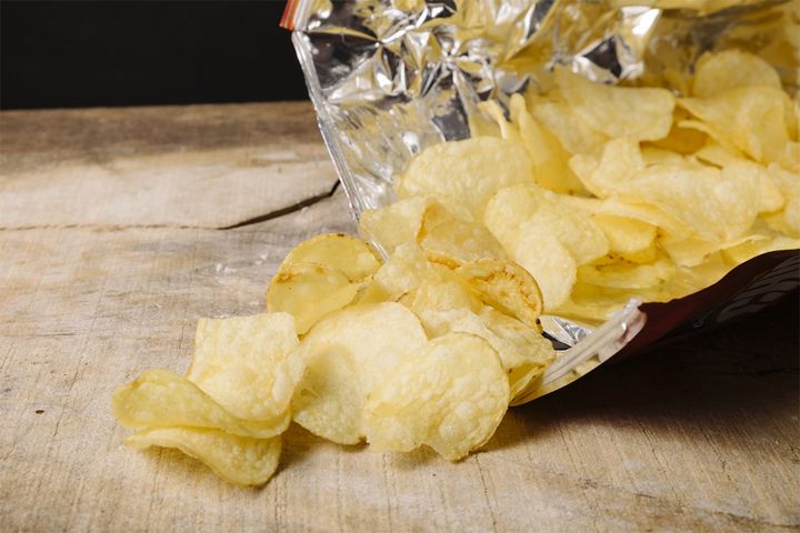 ポテチの袋の開け方、あなたは“昭和派”？“令和派”？ ※画像はイメージです