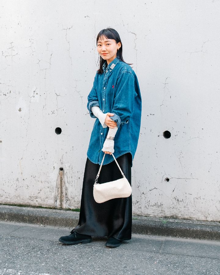 デニムシャツコーデの決定版！羽織り・重ね着・一枚着で差がつく、春夏秋冬の着こなし術【2026】