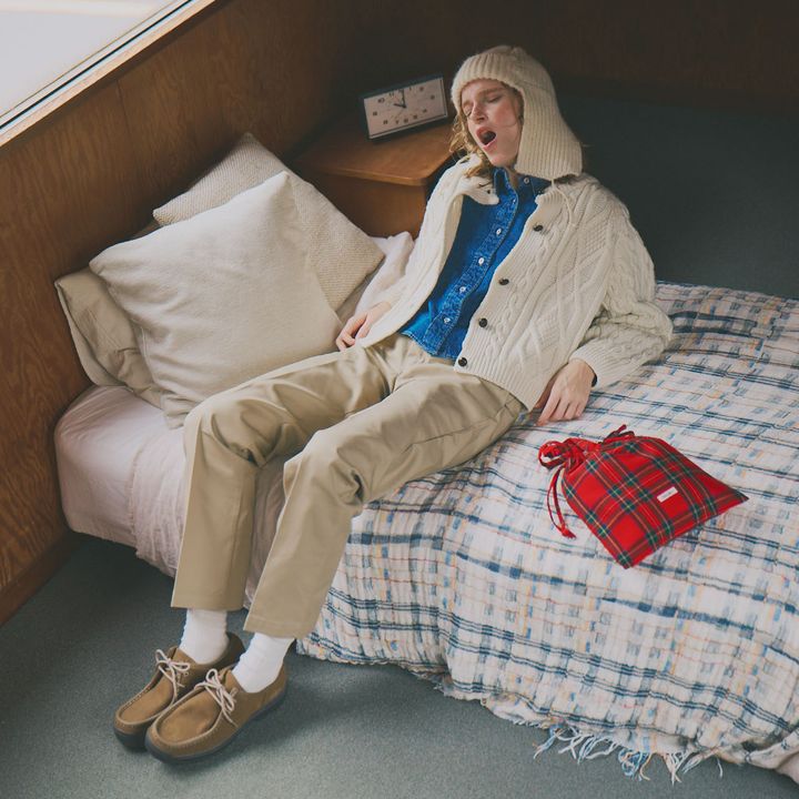 デニムシャツコーデの決定版！羽織り・重ね着・一枚着で差がつく、春夏秋冬の着こなし術【2026】