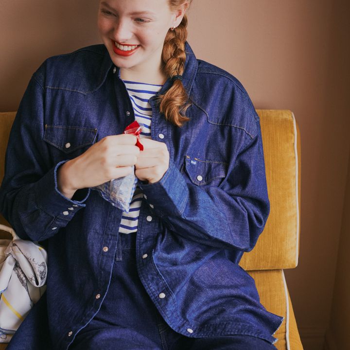 デニムシャツコーデの決定版！羽織り・重ね着・一枚着で差がつく、春夏秋冬の着こなし術【2026】