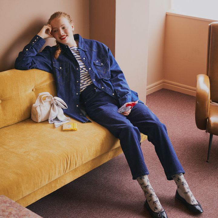 デニムシャツコーデの決定版！羽織り・重ね着・一枚着で差がつく、春夏秋冬の着こなし術【2026】