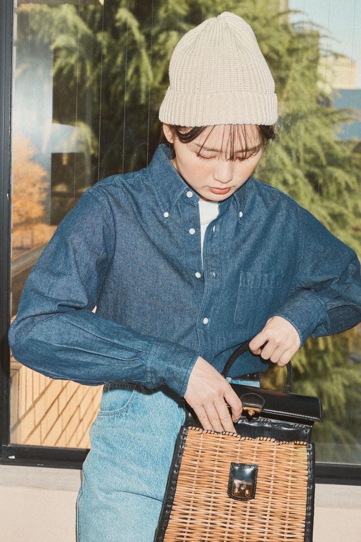 デニムシャツコーデの決定版！羽織り・重ね着・一枚着で差がつく、春夏秋冬の着こなし術【2026】