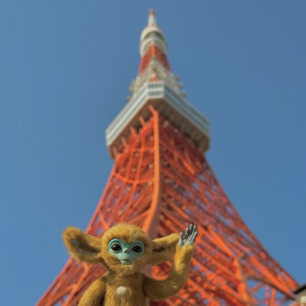 【写真を見る】東京タワーをバックに「大都会トーキョー！ここから僕の挑戦が始まる！」と気合十分のオチ [c] 2024 KURKAMART LLC AND IPR.VC FUND II KY. ALL RIGHTS RESERVED.