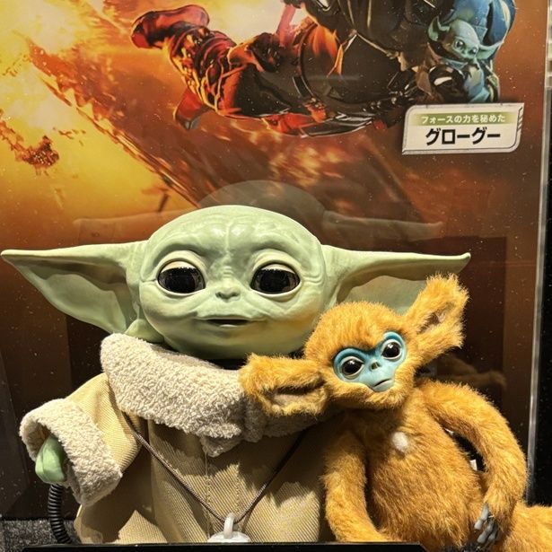 グローグーに寄り添うオチ「守りたくなる……。でも、実はすごく強いってほんと？」 [c] 2024 KURKAMART LLC AND IPR.VC FUND II KY. ALL RIGHTS RESERVED.