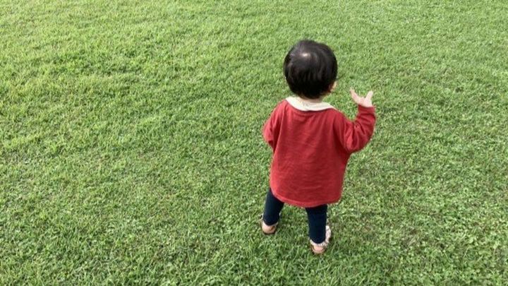 1歳娘と散歩中に（画像はphotoAC）