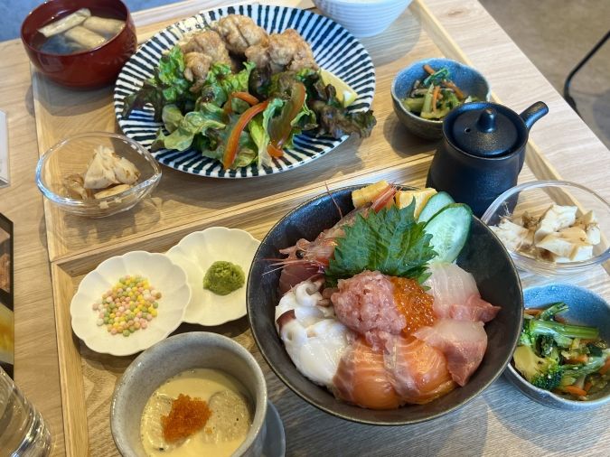 初雪 春吉店 hatsuyuki 特選海鮮丼、初雪タルタルチキン南蛮定食