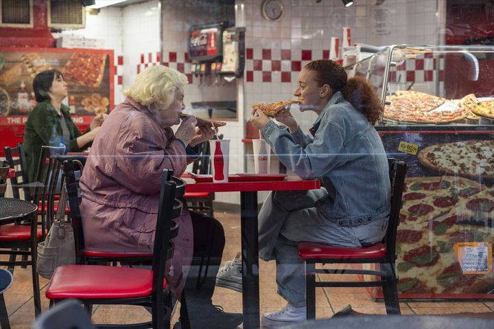 映画『エレノアってグレイト。』場面写真 （C） 2025 ELEANOR INVISIBLE FILM, LLC AND TRISTAR PRODUCTIONS, INC. ALL RIGHTS RESERVED. width=