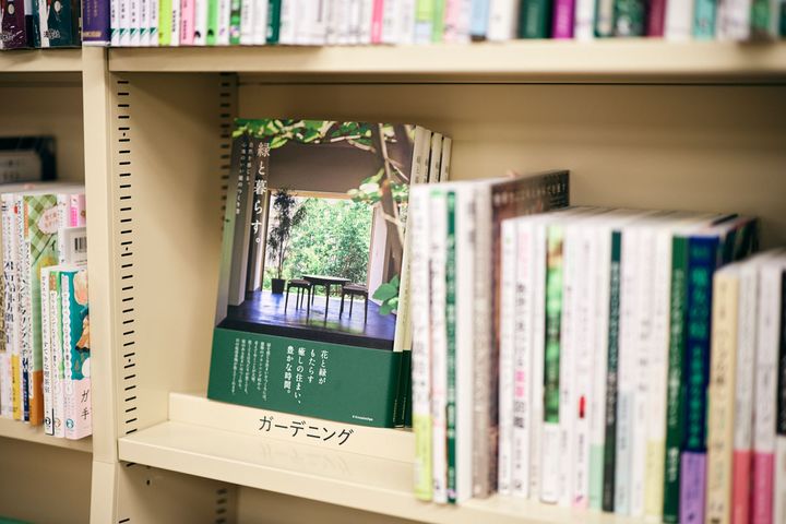 ジャンルごとに分けられた棚