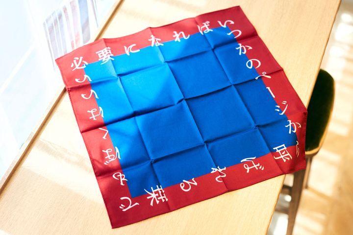〈OASISEND〉が手がける、短歌が書いてあるハンカチ《タンカチ》