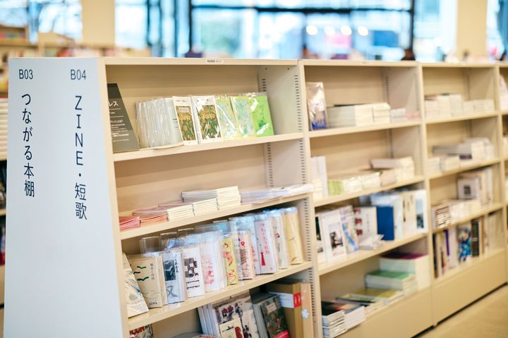 1Fの「つながる本棚」と、「ZINE・短歌」の棚