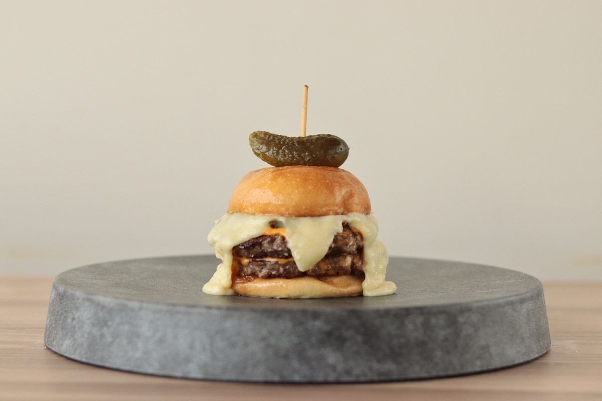 淡路島の自社牧場で作る本気のご当地バーガー