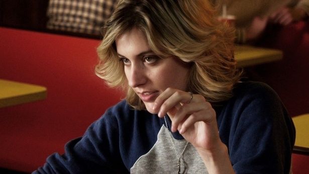 グレタ・ガーウィグが俳優として出演している(『ハウス・オブ・ザ・デビル』) [c] 2008 MPI MEDIA GROUP ALL RIGHTS RESERVED.