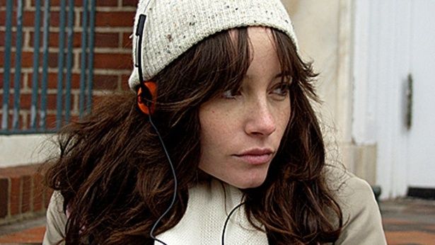 金欠大学生のサマンサはベビーシッターのバイトを見つけるが…(『ハウス・オブ・ザ・デビル』) [c] 2008 MPI MEDIA GROUP ALL RIGHTS RESERVED.