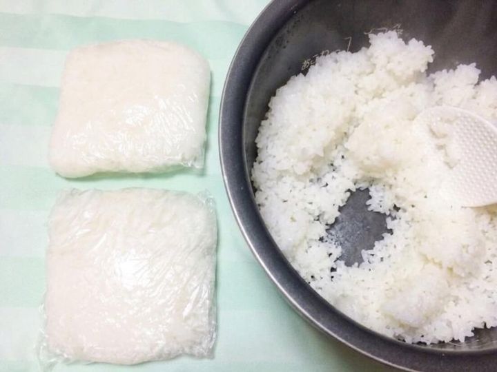 熱々のうちにラップで包む