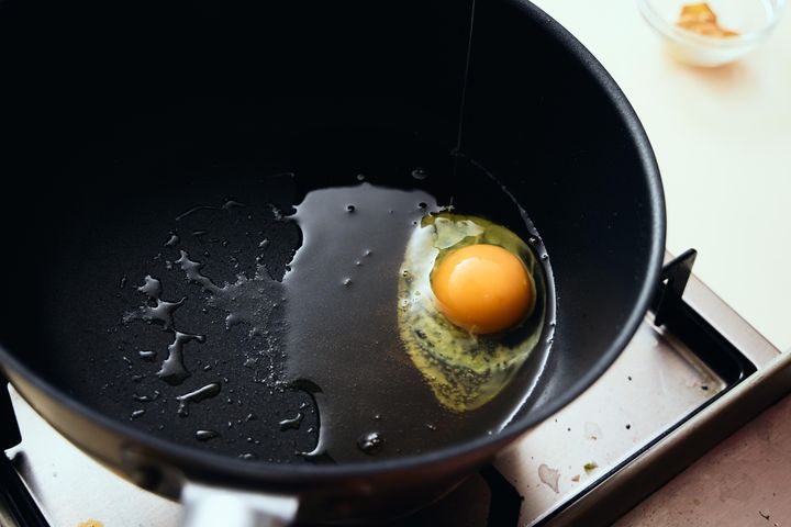 卵を割り入れる