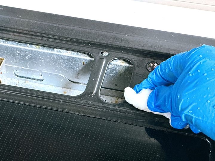 新しいキッチンペーパーで水拭きと乾拭きで仕上げる