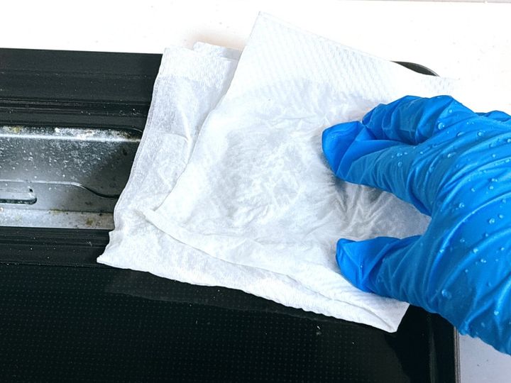 排気口にキッチンペーパーを貼り付ける