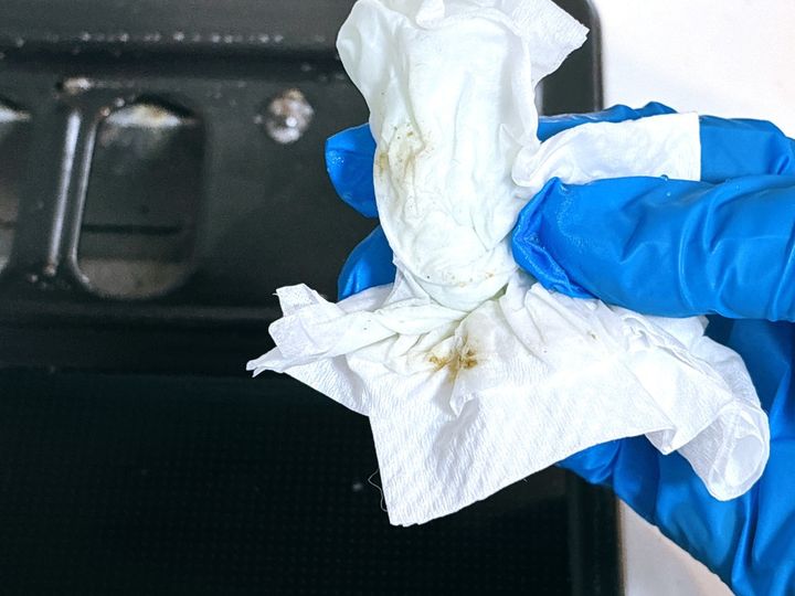 キッチンペーパーで汚れを拭き取る