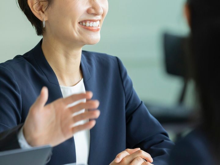 職場において「上司が年下」「部下が年上」という状況は今では珍しくはない。42歳男性は2年前に直属上司が5歳年下の女性になったが、今が一番やりやすいという。一方で、二回り年上の部下を持つ33歳男性はやりづらさを抱えている。※サムネイル画像：PIXTA
