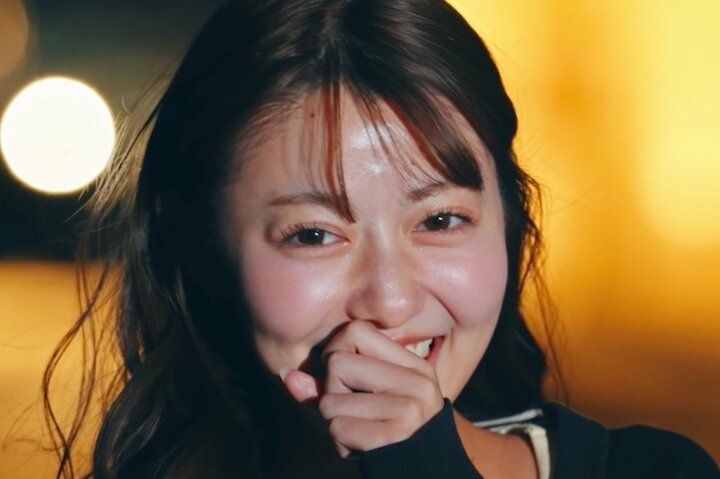 【写真・画像】「初めてキスしたね」童顔”むちふわボディ”美女、男性とこっそり抜け出し「誰も見てないでしょ？」 1枚目