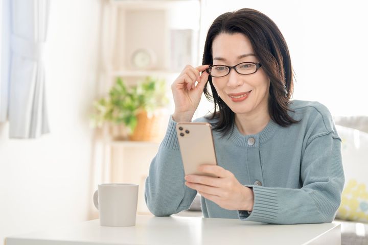 老眼鏡と遠近両用レンズの違いとは？（画像はイメージ）