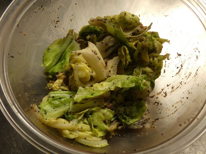 材料4つで完成！「春キャベツのにんにく味噌和え」