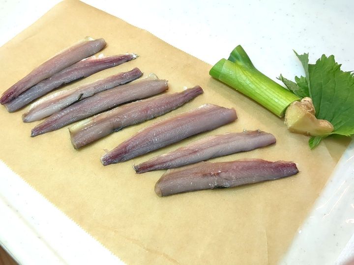 三枚おろしにします！薬味も切ります！