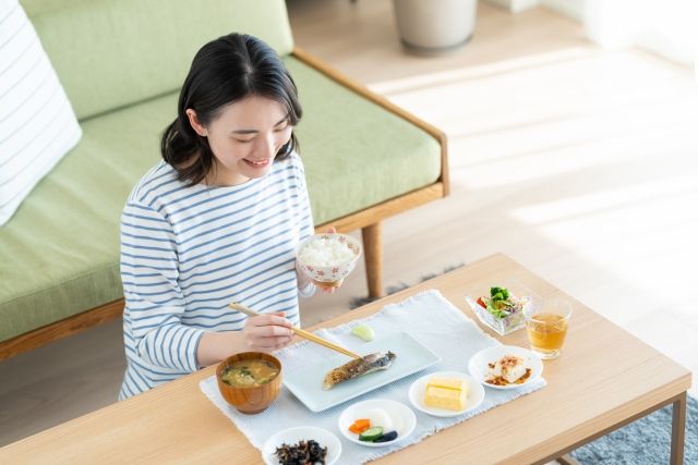 食事をとる女性