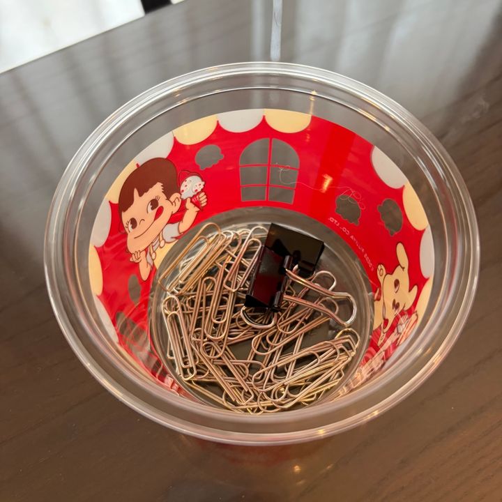 プラカップをクリップ入れにしているところ