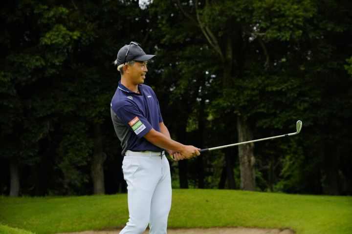 「グリップエンド」をへそにつけて振るだけでアプローチが上達する！