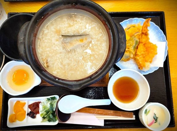 隣のテーブルの方々が注文していた、「鮎雑炊」をまねして注文してみることにした