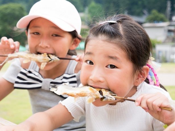 焼き鮎を長良川を目の前に食べる。最高においしい