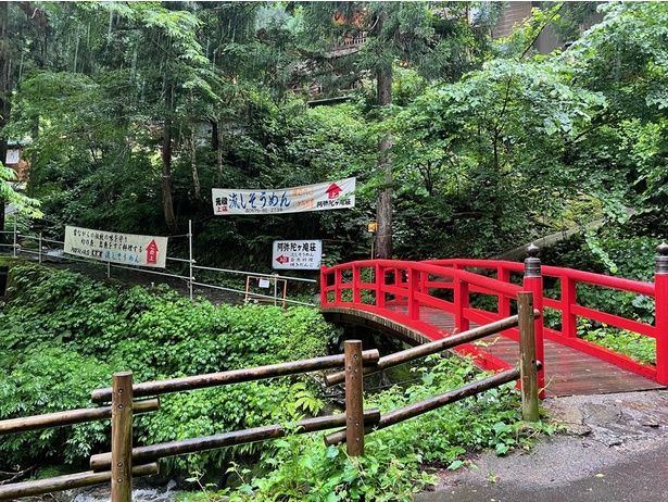 阿弥陀ケ滝駐車場から見える赤い橋