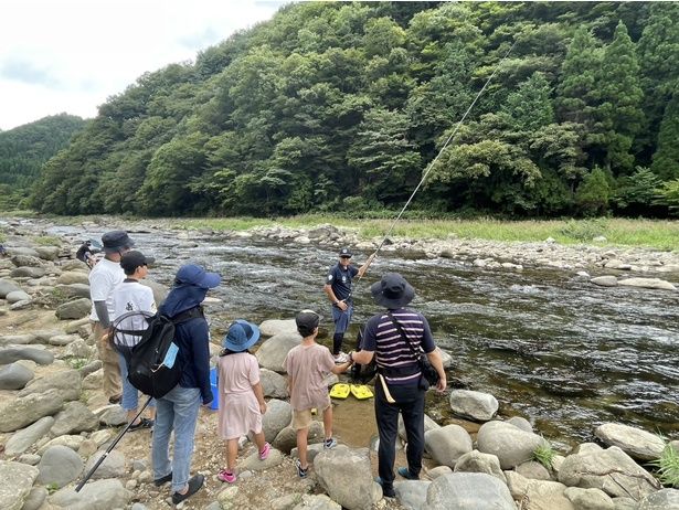 長良川で友釣りのレクチャーの様子