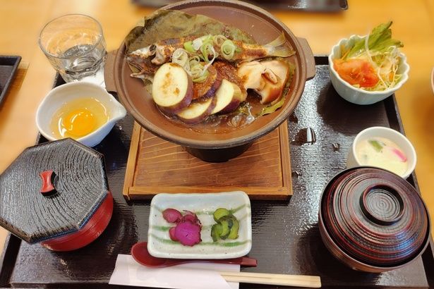 鮎の朴葉味噌焼き定食。岐阜の郷土食である朴葉焼きで旅気分が上がる