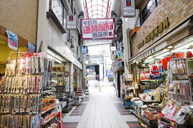 大阪の食を支える「千日前道具屋筋商店街」には料理道具を販売するさまざまな店舗が軒を連ねる 画像提供：wifineko / PIXTA(ピクスタ)