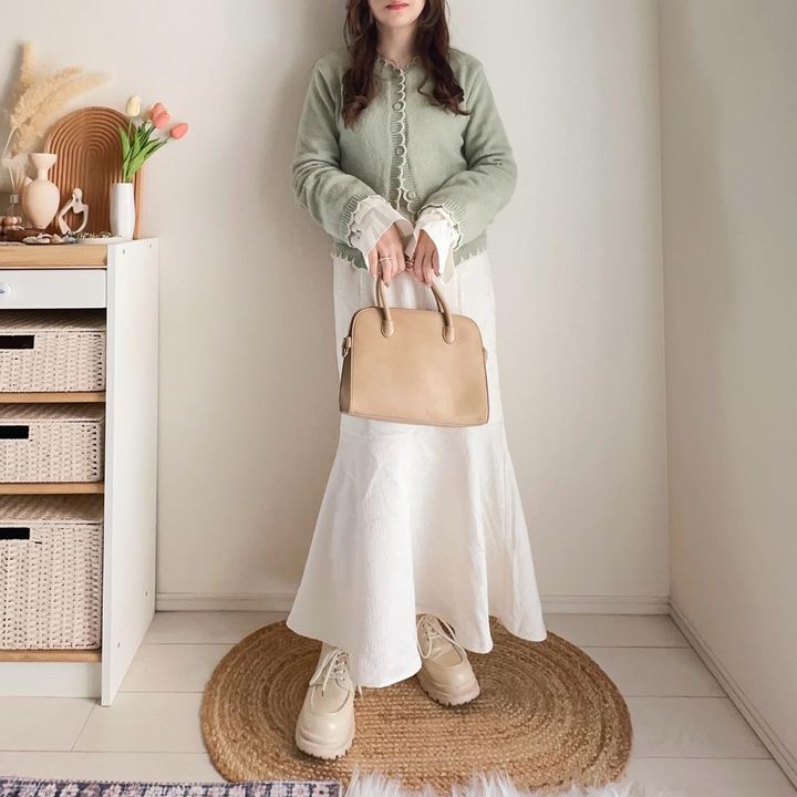 画像: 淡色でまとめた春らしい柔らかコーデ