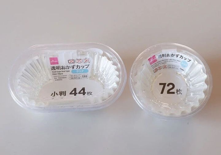 ダイソーの透明おかずカップ小判型44枚入りと丸型72枚入りの2種類のパッケージ