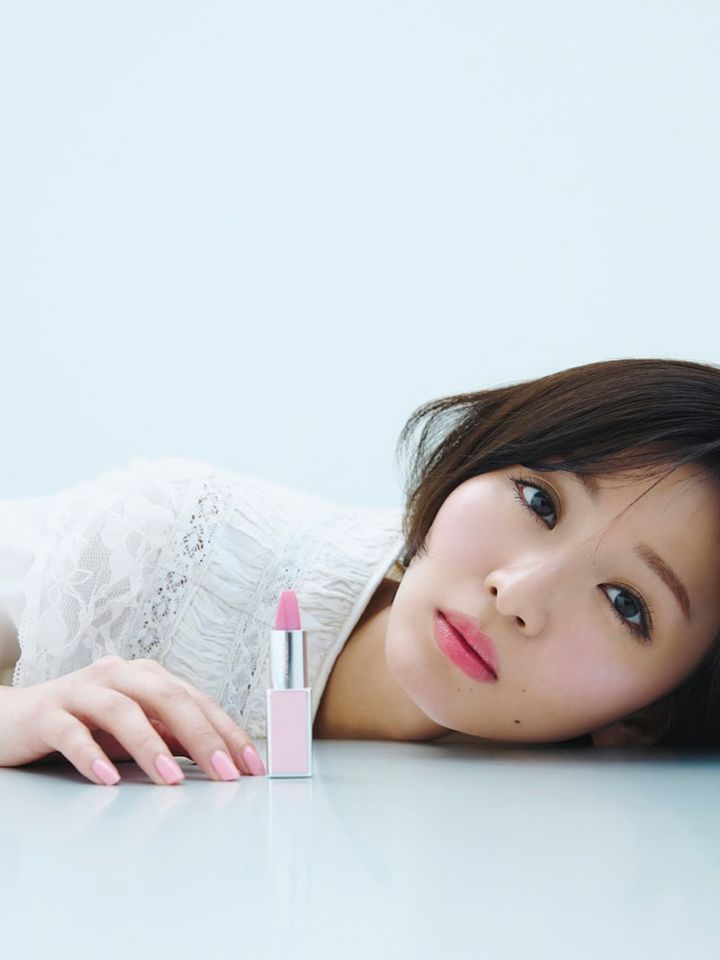 「リップが主役」メイク モデル＝岡崎紗絵 