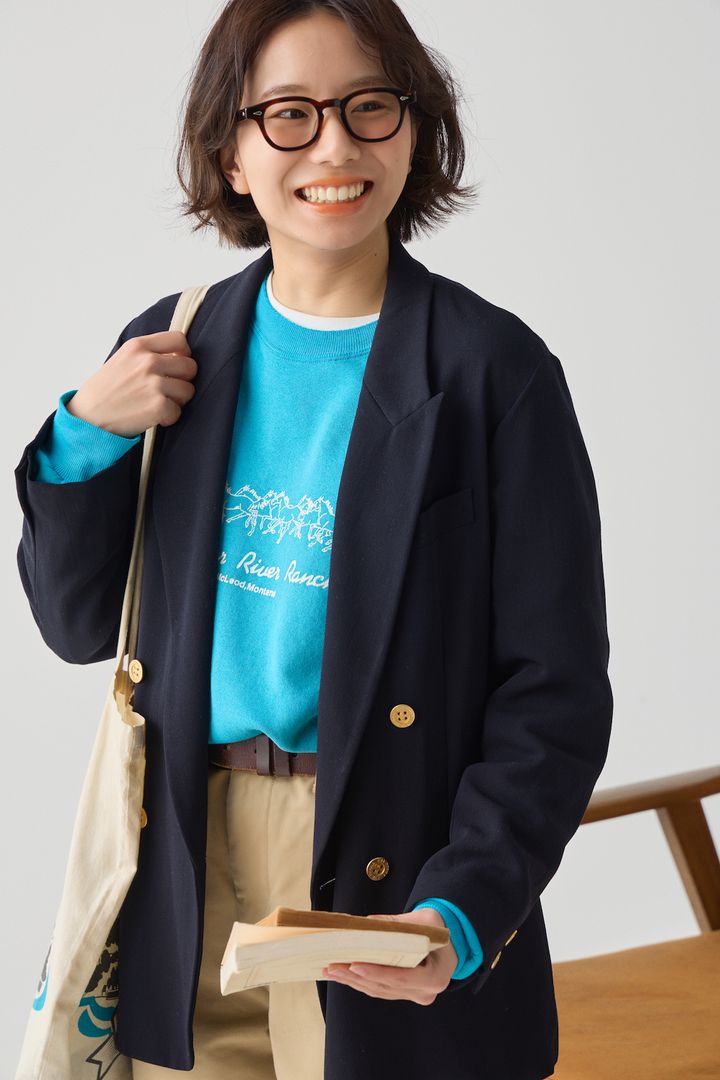 古着フリークの私が選んだのはコレ！パキッとブルーのスウェットで定番トラッドを春っぽく【FUDGE FRIEND おしゃれさんの毎日コーディネート vol.670｜momo】