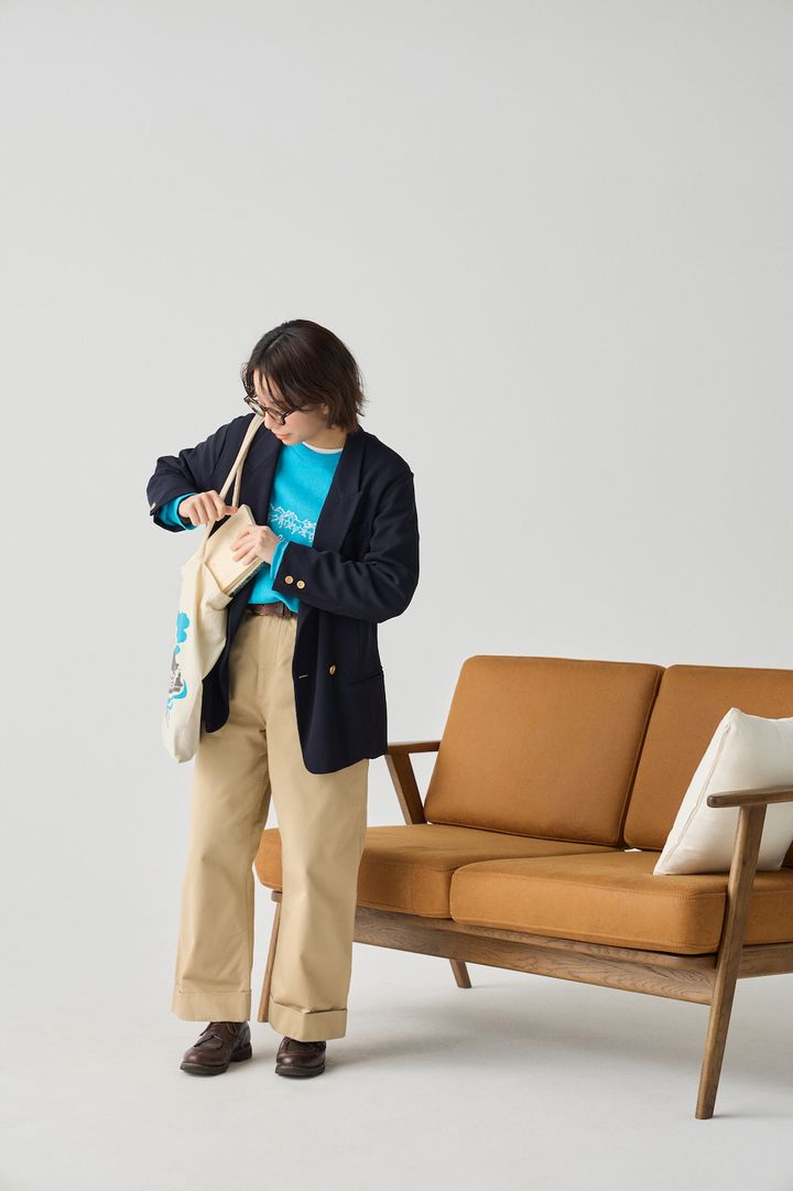 古着フリークの私が選んだのはコレ！パキッとブルーのスウェットで定番トラッドを春っぽく【FUDGE FRIEND おしゃれさんの毎日コーディネート vol.670｜momo】