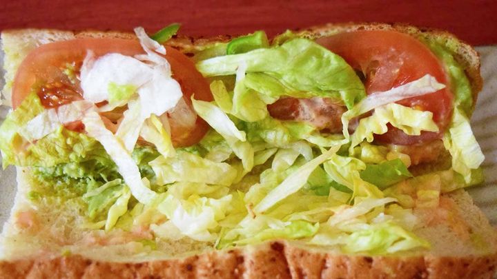 アボカドや野菜はサンドイッチの端までぎっしり詰まっており、食べ応えは抜群