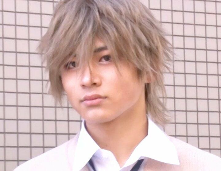 美女2人から告白されたモテモテイケメン高校生